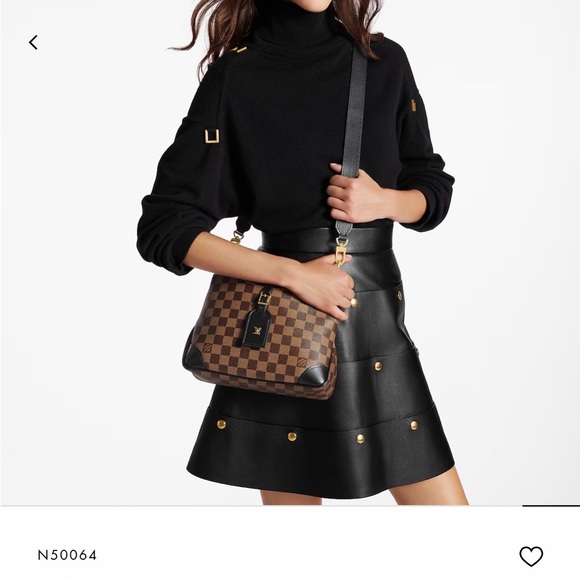 Practically new LV purse! Bought in 2022. Nothing wrong with it! - Picture 1 of 5